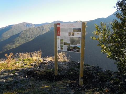 Panel informativo en la Sierra de los Ancares